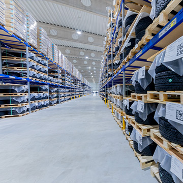 Eine Vielzahl an Reifen und Felgen im gut sortierten Lager von Gundlach Automotive.